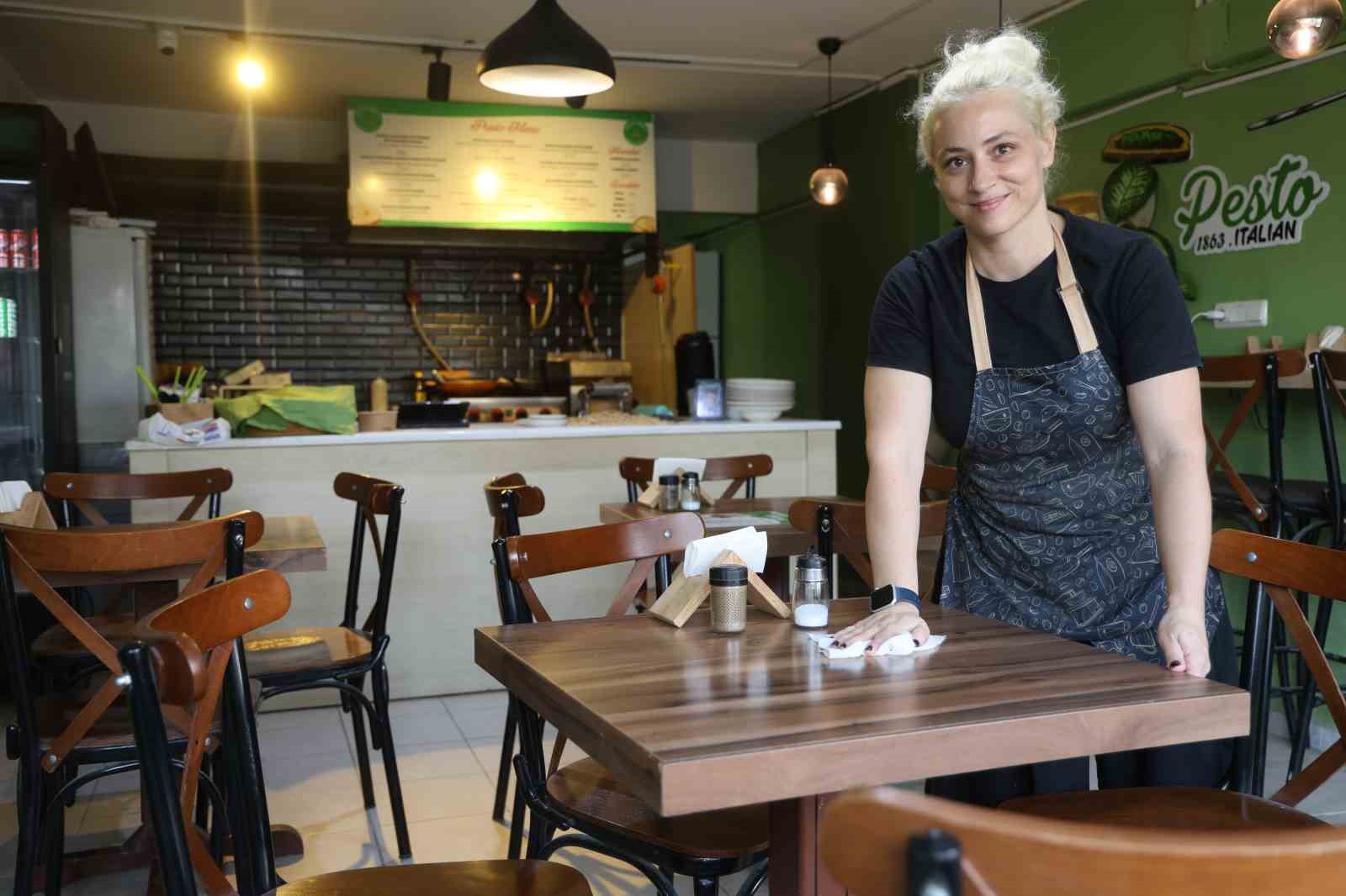 Depremin pes ettiremediği kadın, gastronomi şehrinde el açması makarnasıyla vatandaşların damak tadını değiştirdi