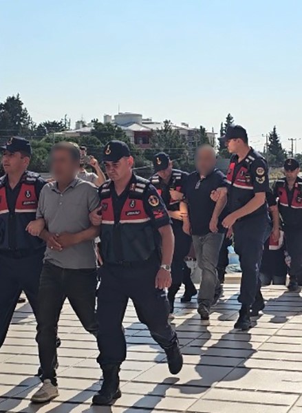 Silifke Belediyesi’ne yönelik operasyonda gözaltına alınan 19 şüpheli adliyeye sevk edildi