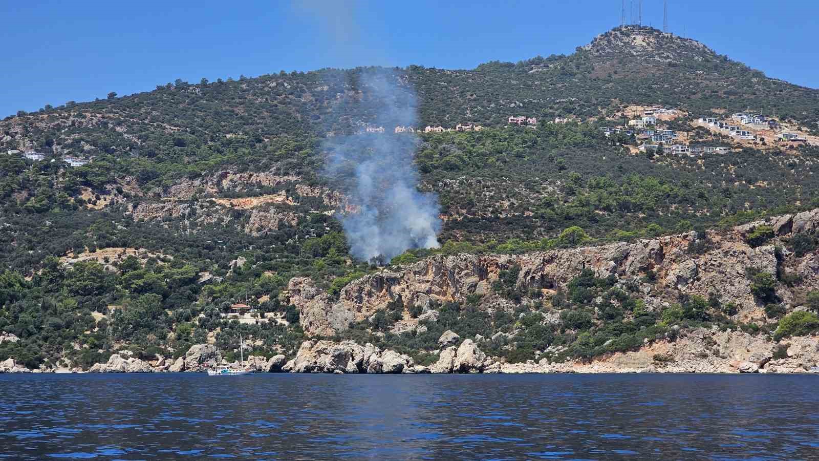 Kaş&rsquo;ta makilik alanda &ccedil;ıkan yangın s&ouml;nd&uuml;r&uuml;ld&uuml;