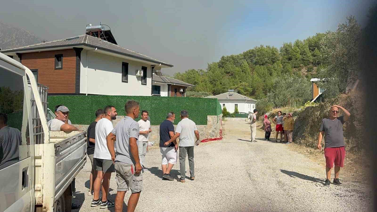 Fethiye Üzümlü’deki yangına yoğun müdahale