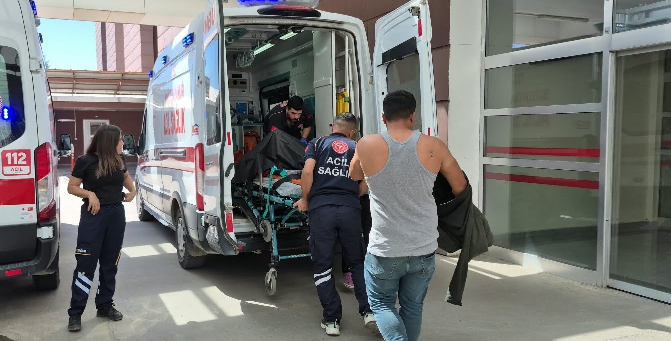 Küçük çocuğun kullandığı iş makinesi devrildi: 1 yaralı