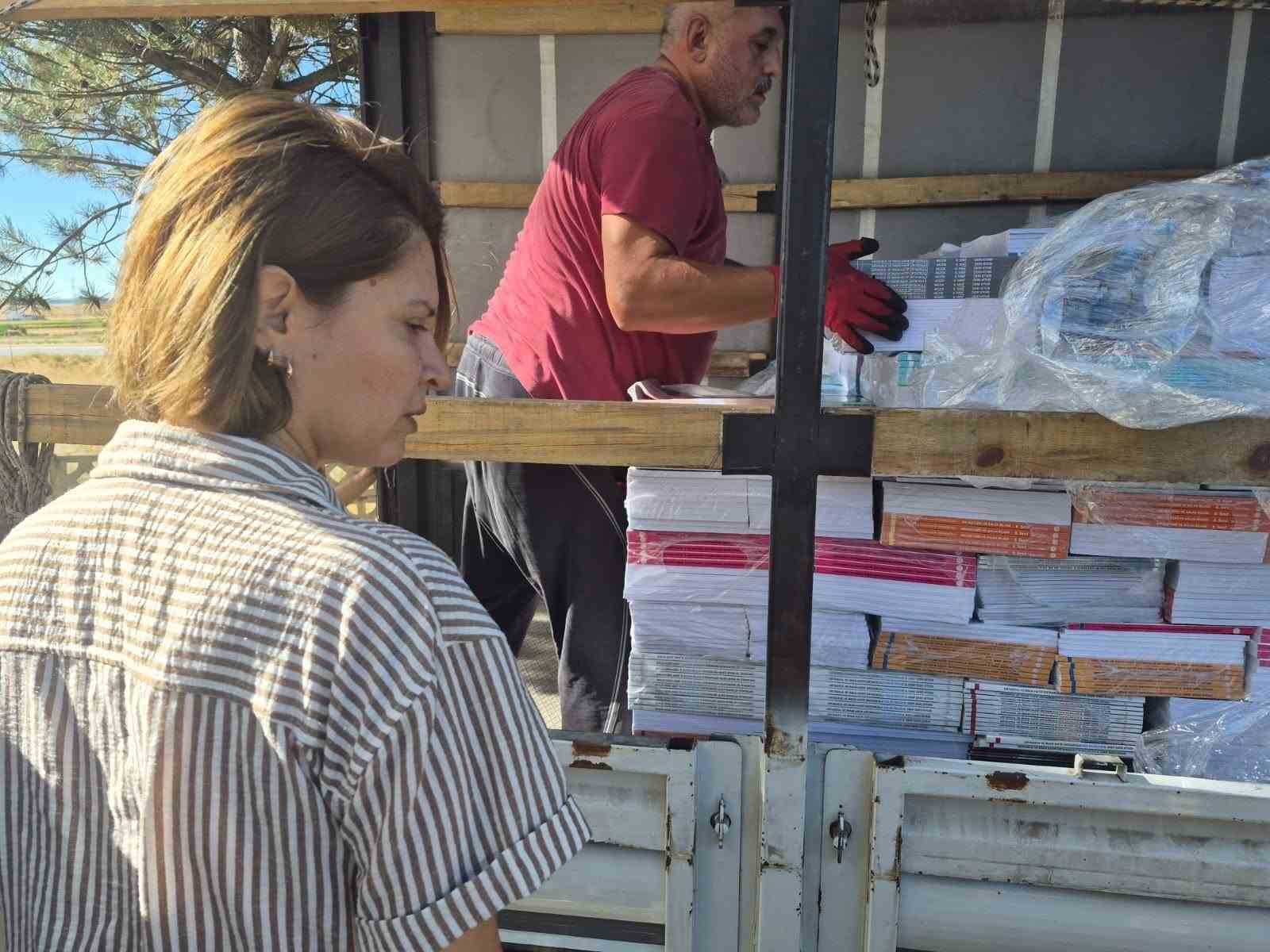 Altıntaş’ta öğrencilerin kitapları hazır, dağıtım süreci başladı