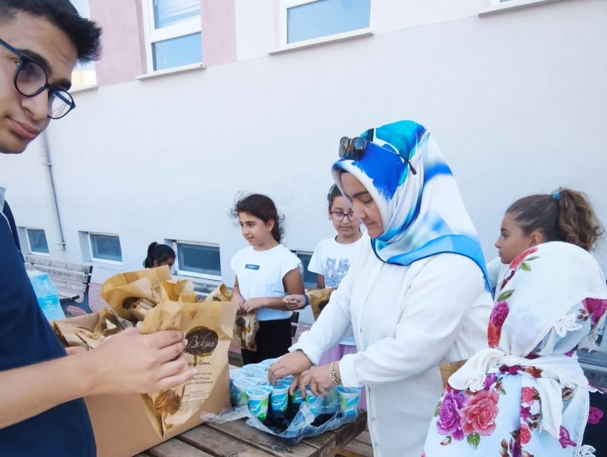Burhaniye’de kadın muhtar öğrencilere ikramlarda bulundu