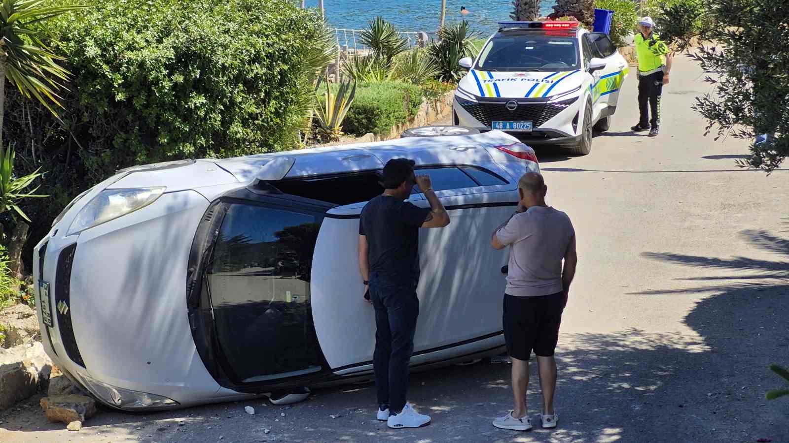 Duvara &ccedil;arpan otomobil devrildi