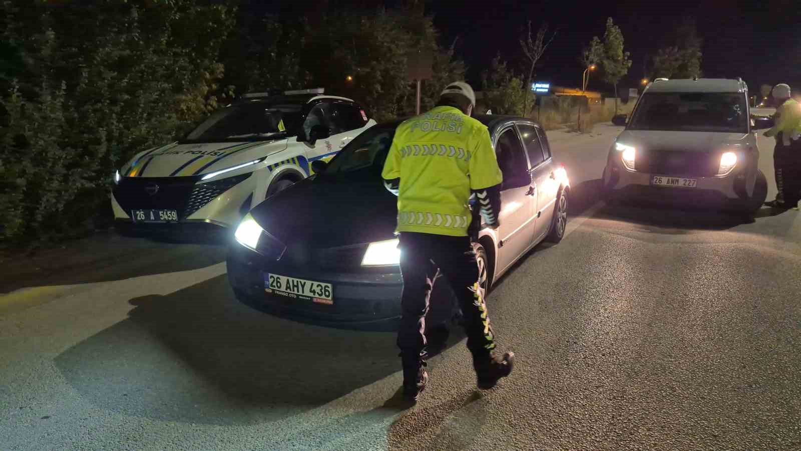 Polis ekiplerince durdurulan sürücü otomobilini terk edip kaçtı