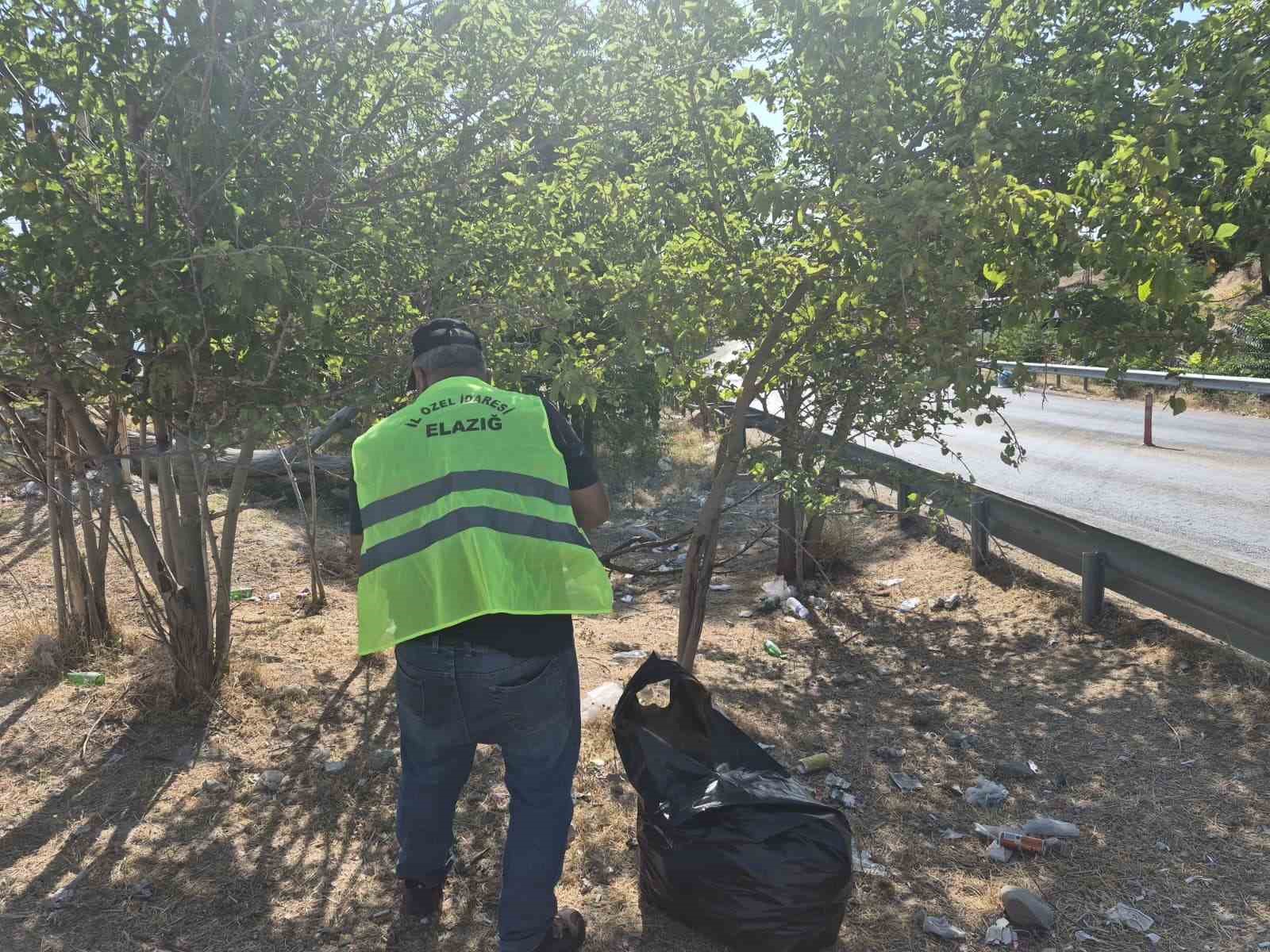 Elazığ’da 4 ton çöp toplandı