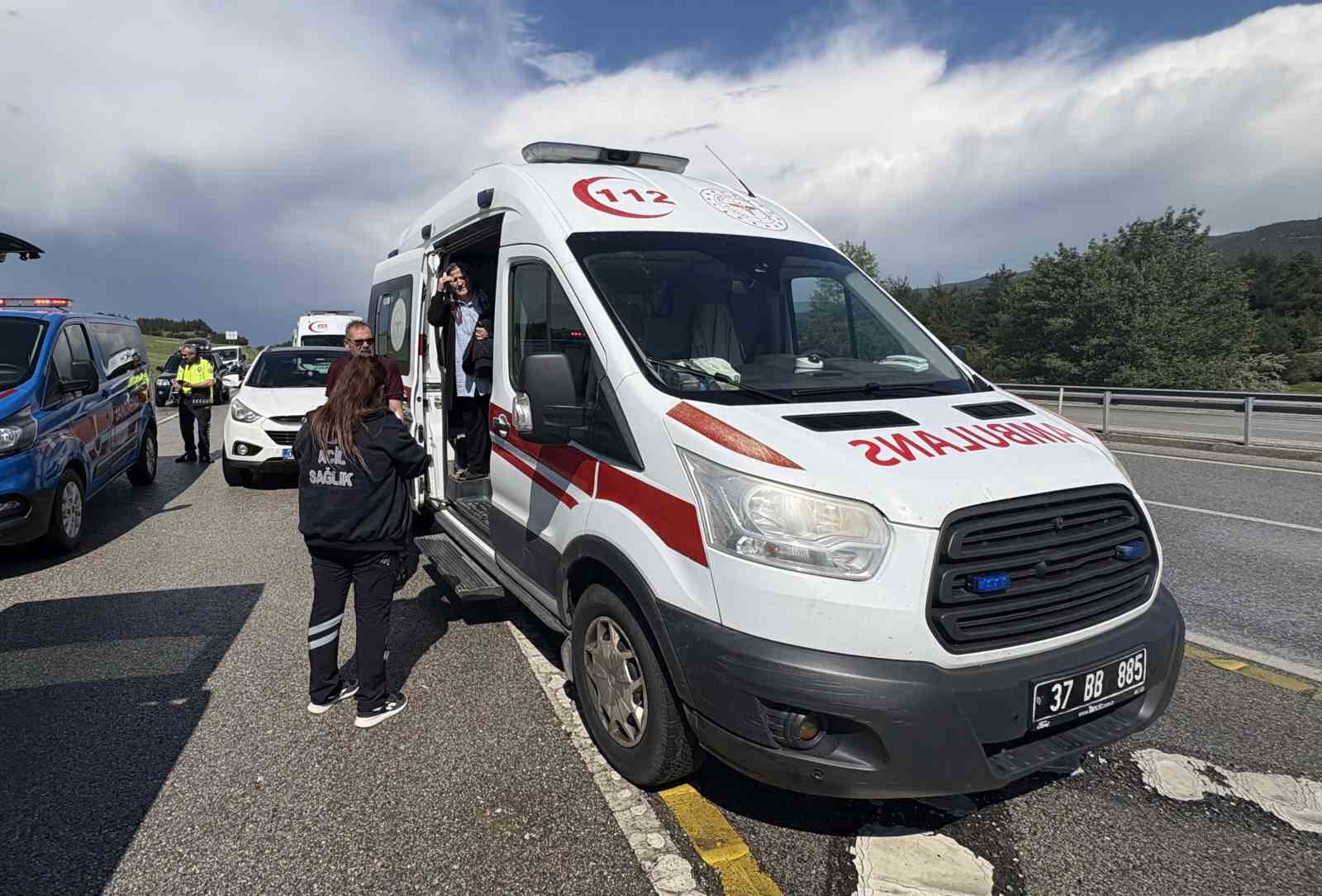 D100’de kayan kamyonun çarptığı minibüsteki 5 kişi yaralandı