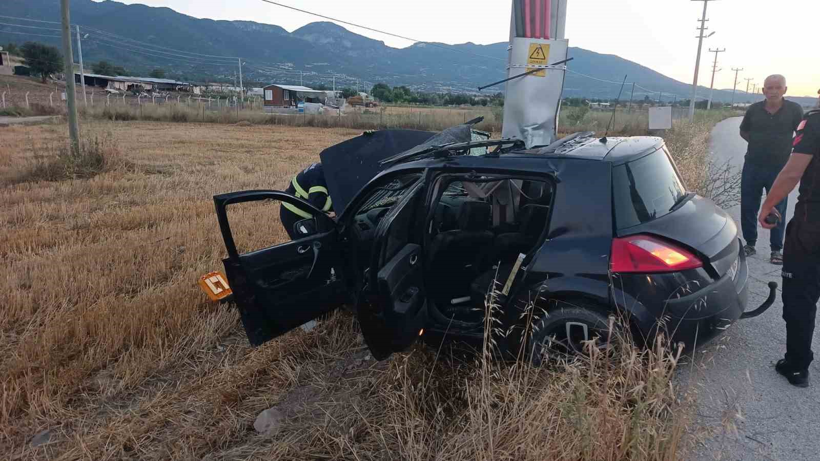 Burdur&rsquo;da otomobil elektrik direğine &ccedil;arptı: 1 yaralı