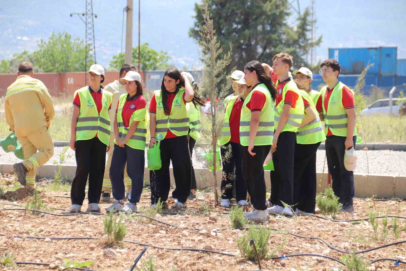 Ekrandan toprağa: İzmir’de gençler için ’Doğal Yaşam Köyü’ kuruldu