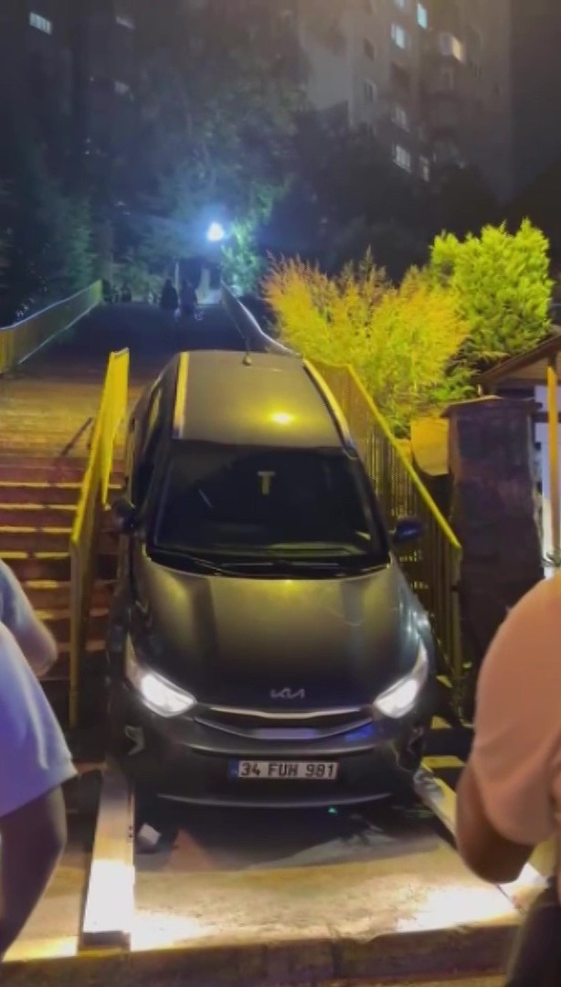 Navigasyon yanlış yönlendirince otomobil yol yerine merdivenlerden indi