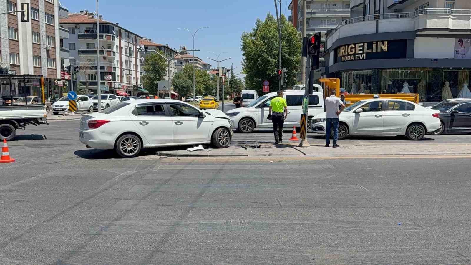 Gaziantep&rsquo;te zincirleme kaza: 3 ara&ccedil; hasar g&ouml;rd&uuml;