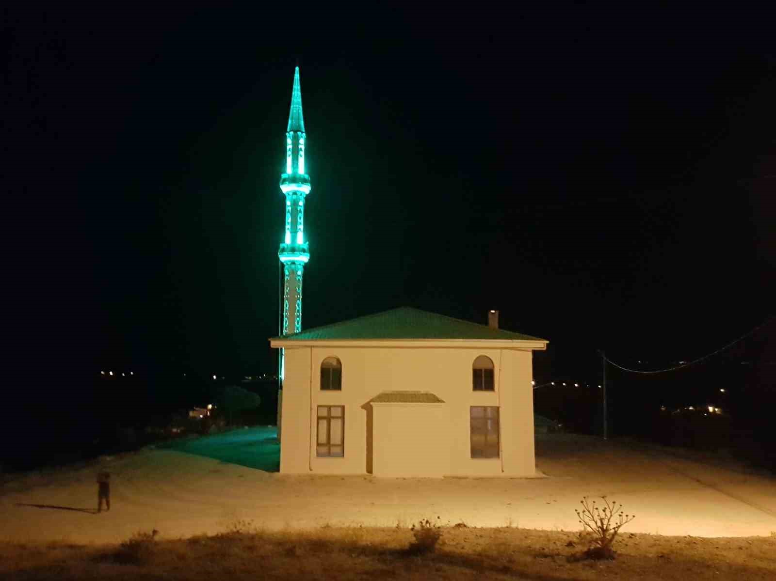 Emekli imam, ezanın y&uuml;kseldiği minareleri &ccedil;elikten yapıyor