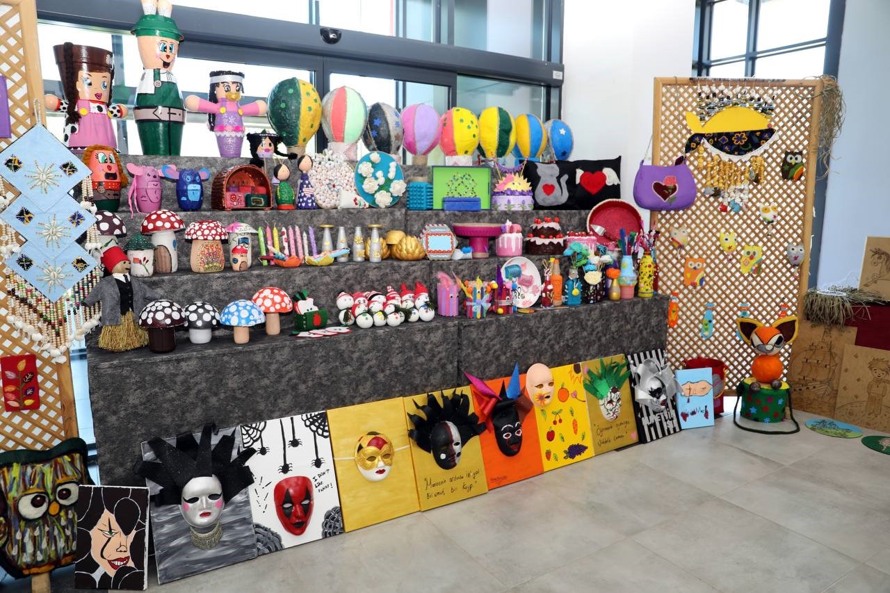 Farklı branşlarda eğitim alan 850 öğrencinin eserleri vitrine çıktı