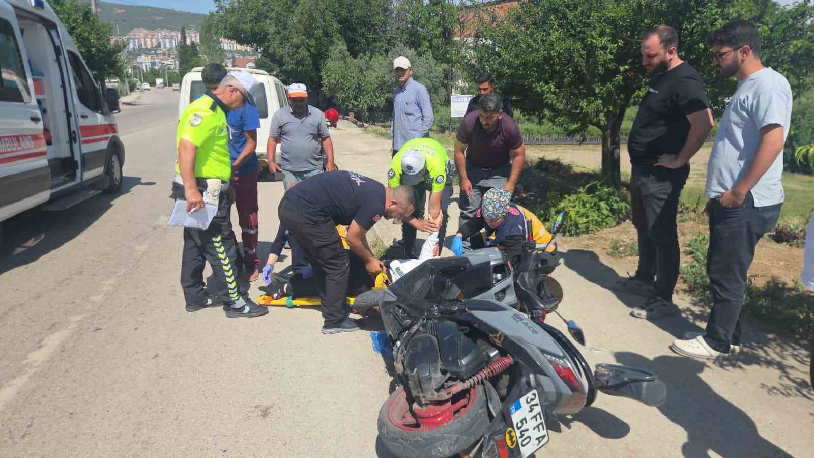 Yol kenarında duran motosiklete ara&ccedil; &ccedil;arptı: 1 yaralı