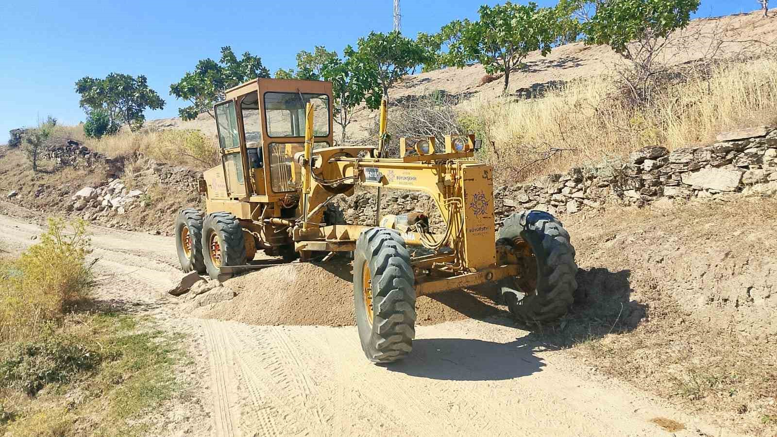 Aydın Büyükşehir 17 ilçede yol çalışmalarını sürdürüyor