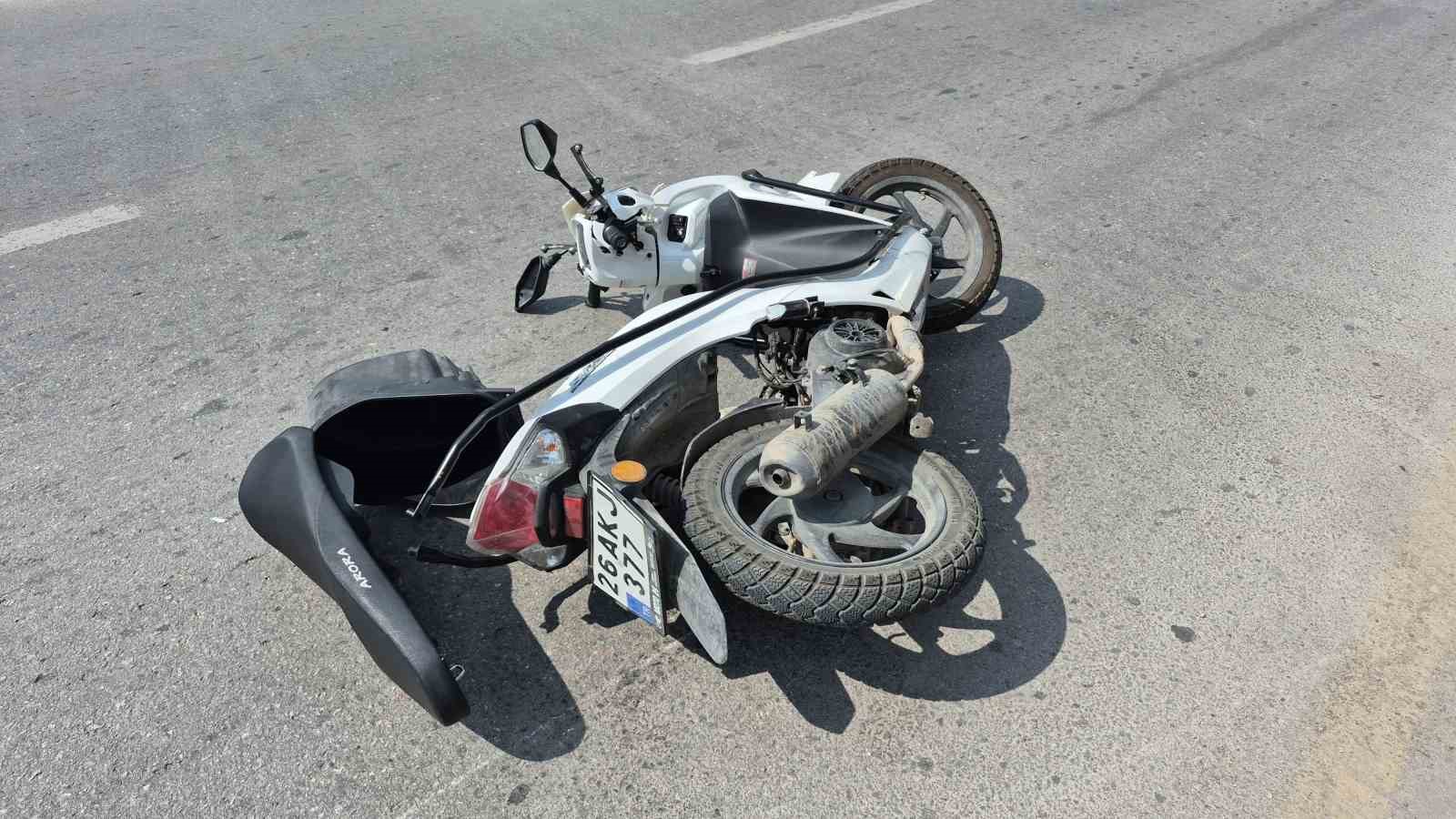 Kırmızı ışık ihlali yapan motosiklet yayaya çarptı: 2 yaralı