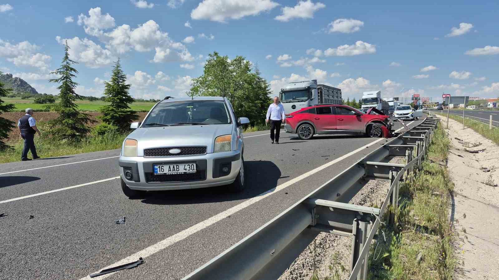 Ankara-Eskişehir kara yolunda 3 aracın karıştığı trafik kazası