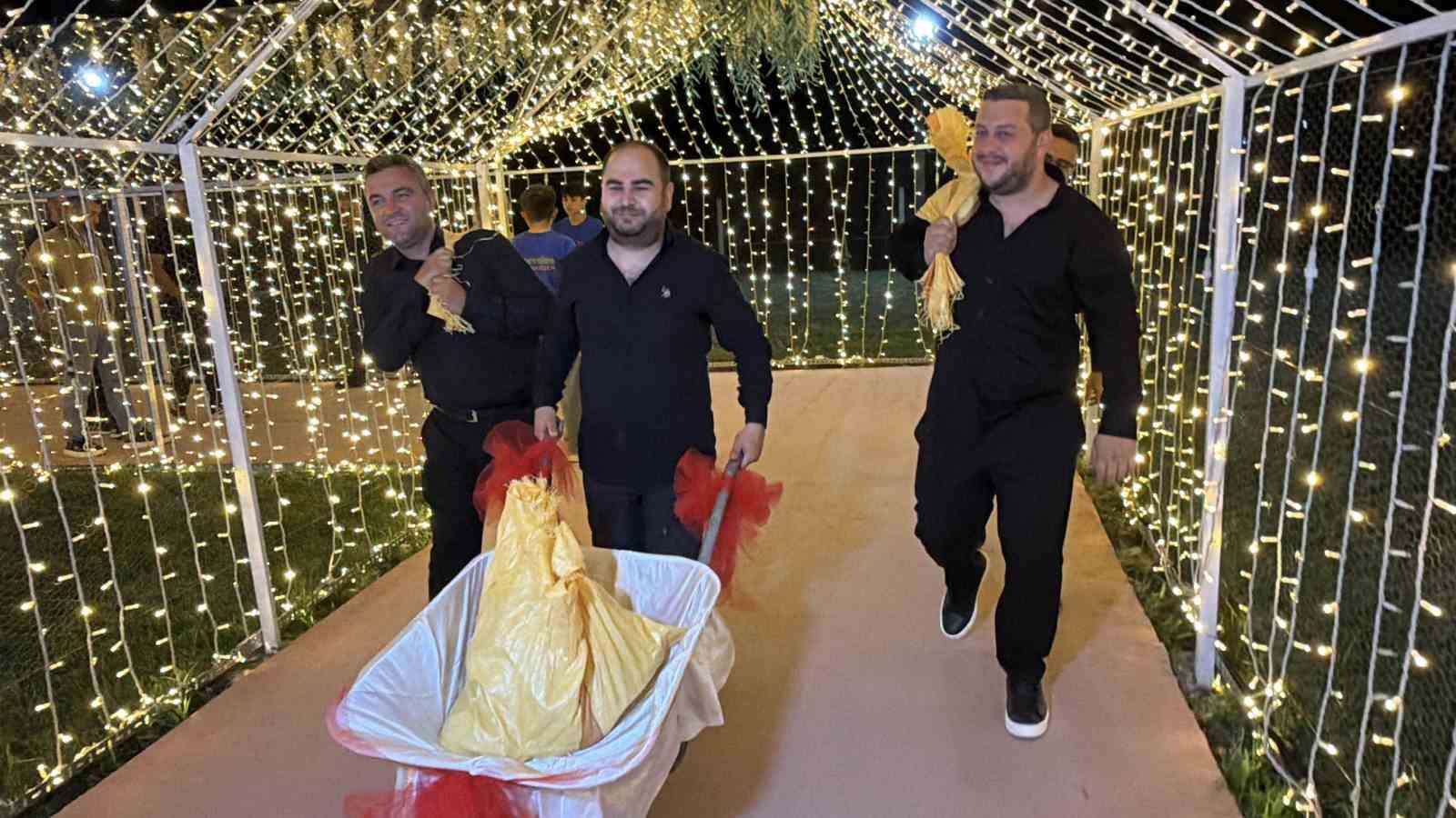 Damadın arkadaşlarından ilgin&ccedil; d&uuml;ğ&uuml;n takısı: 10 bin TL&rsquo;lik madeni parayı el arabasıyla getirdiler