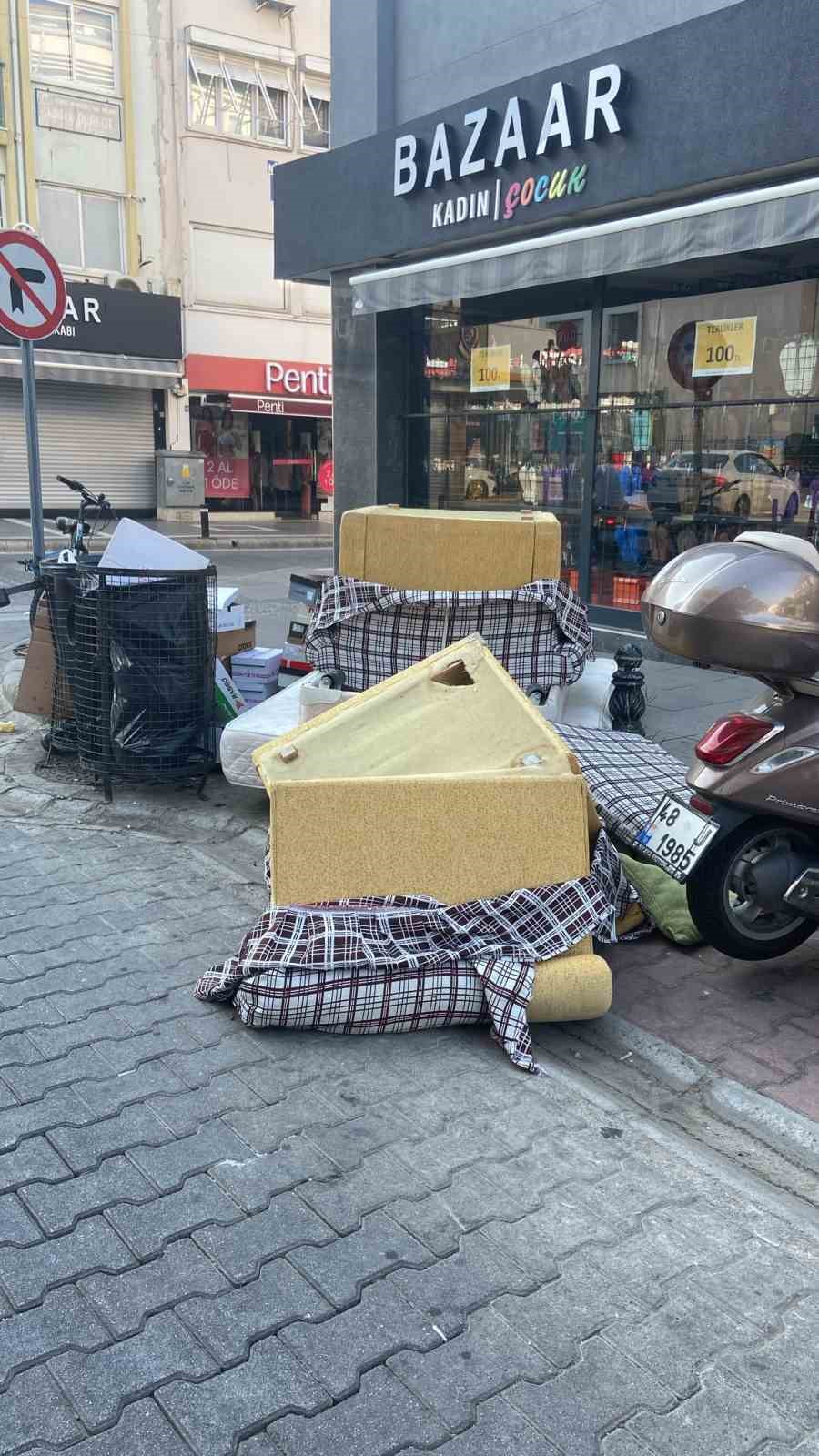 Bah&ccedil;e atıkları ve molozlar Marmaris&rsquo;i &ccedil;&ouml;pl&uuml;ğe &ccedil;eviriyor