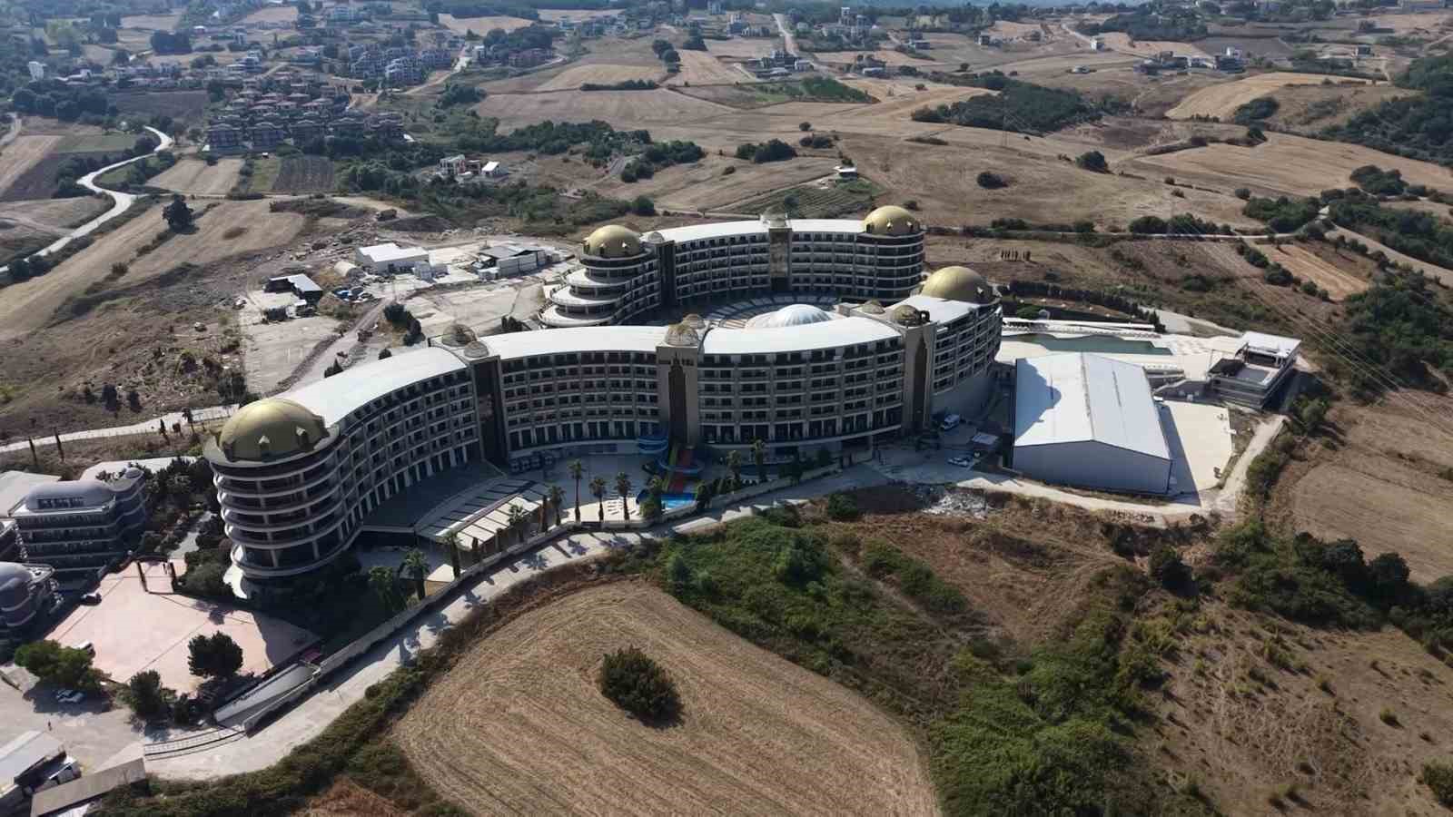 Grand Termal Otel &ccedil;alışanlarının maaş ve tazminat protestosu s&uuml;r&uuml;yor