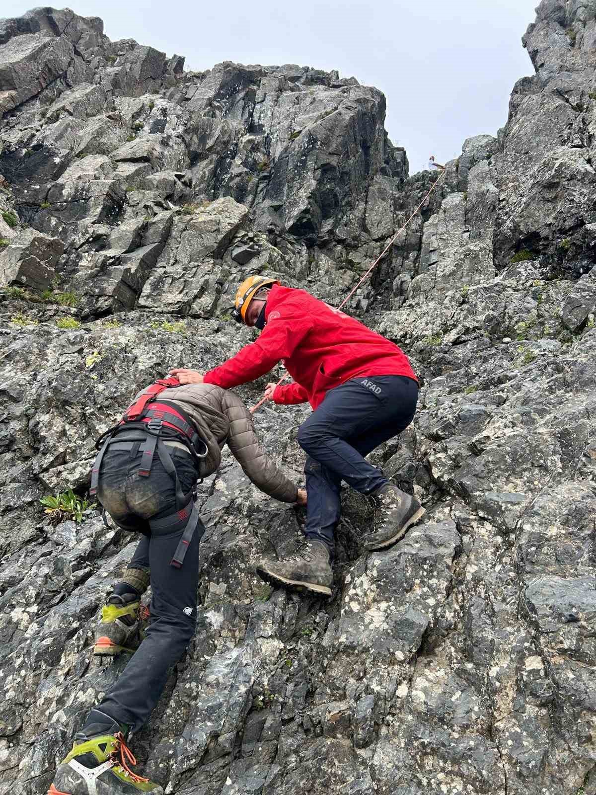 Rize&rsquo;de Ka&ccedil;kar Dağı&rsquo;nda kaybolan İngiliz turiste ekipler ulaştı