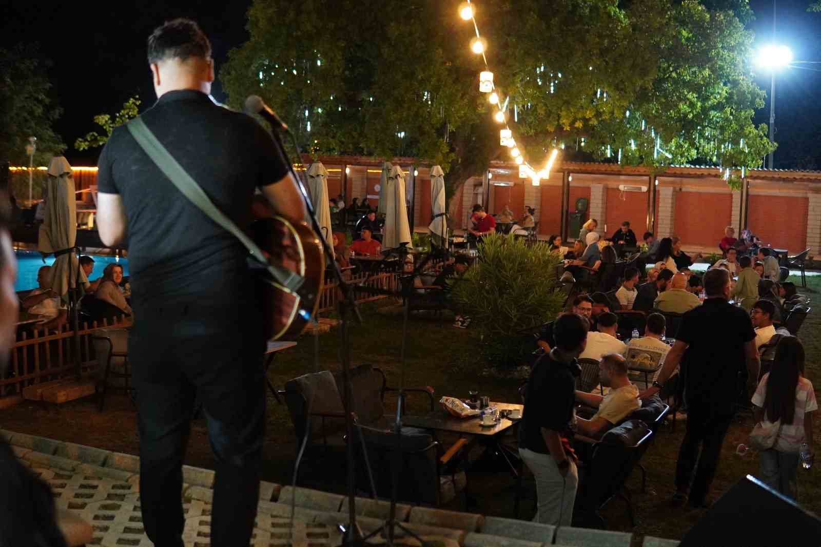 Yenilenen Havuzlu Bah&ccedil;e Sosyal Tesisleri ikinci yılını geride bıraktı