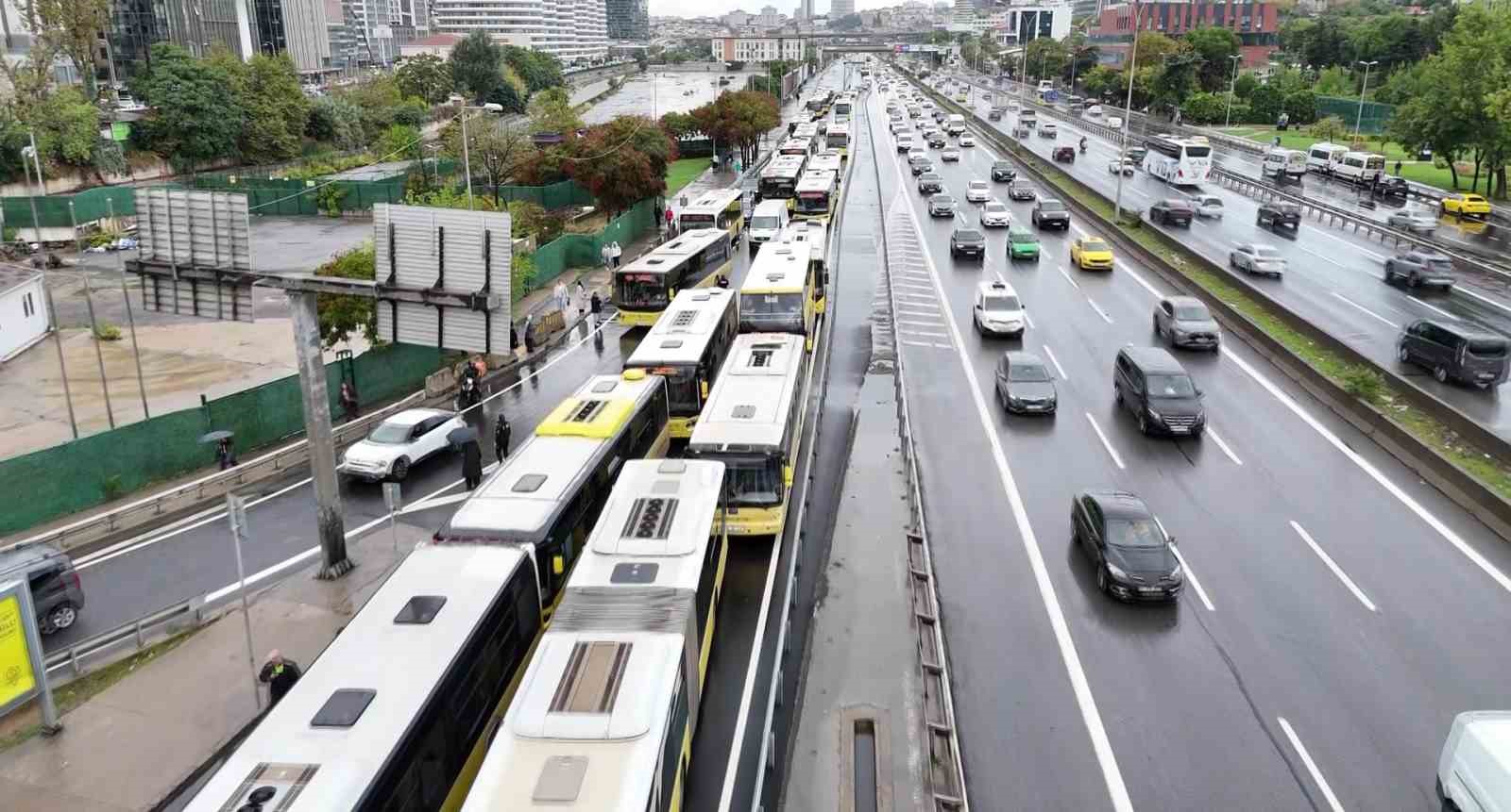 İETT otob&uuml;s&uuml; arızalandı, Kadık&ouml;y D-100 Karayolu&rsquo;nda trafik durma noktasına geldi
