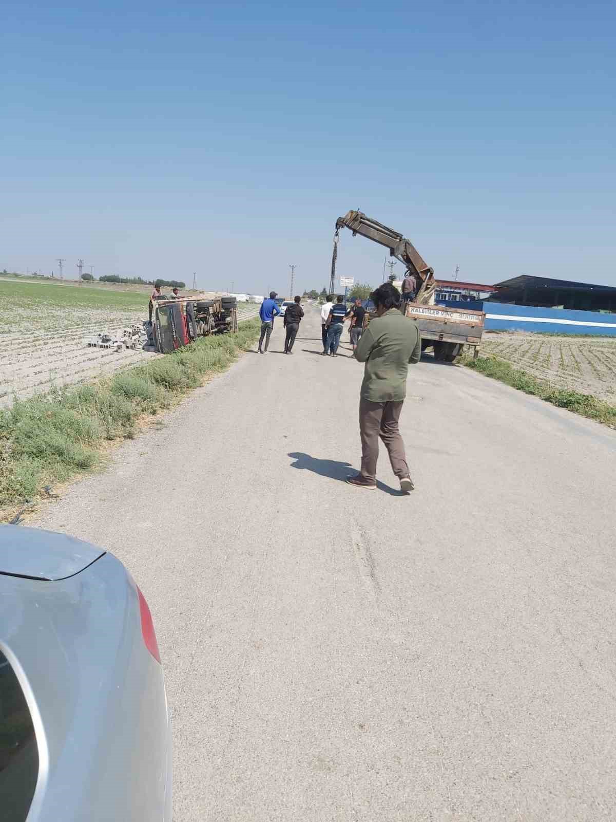Devrilen briket y&uuml;kl&uuml; kamyonun s&uuml;r&uuml;c&uuml;s&uuml; yaralandı