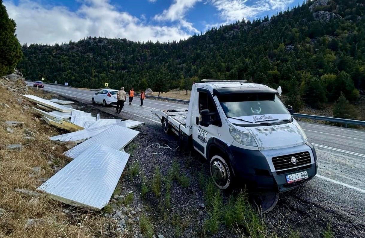 Antalya&rsquo;da iki ayrı trafik kazasında 2 kişi yaralandı