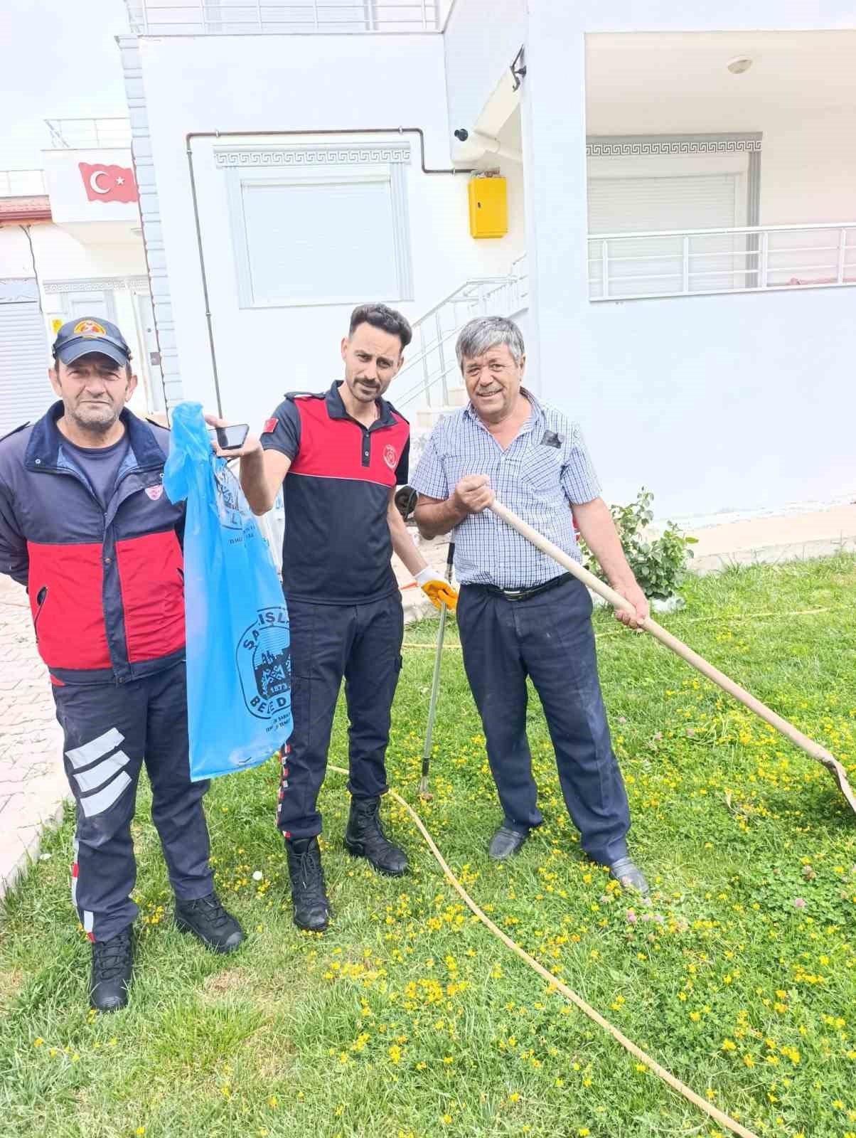 Sivas’ta odun yığınlarının arasına giren yılan itfaiye ekiplerini harekete geçirdi