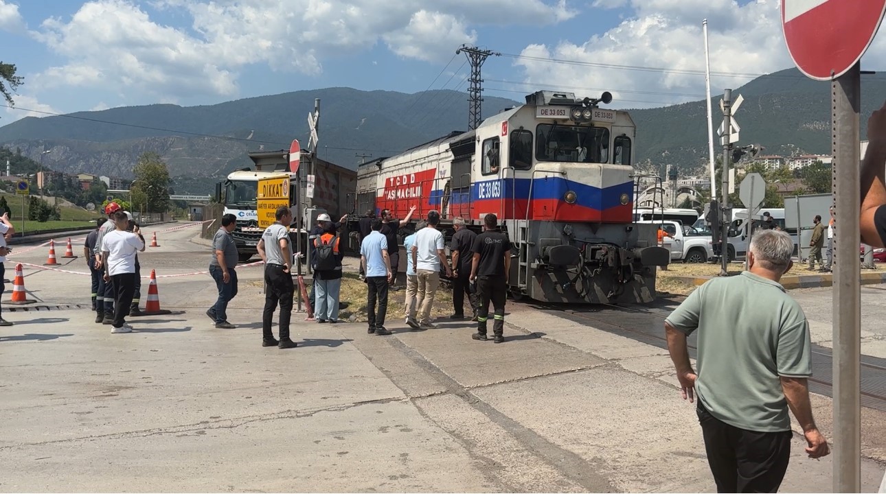 Karabük’te hemzemin geçitte lokomotif tıra çarptı