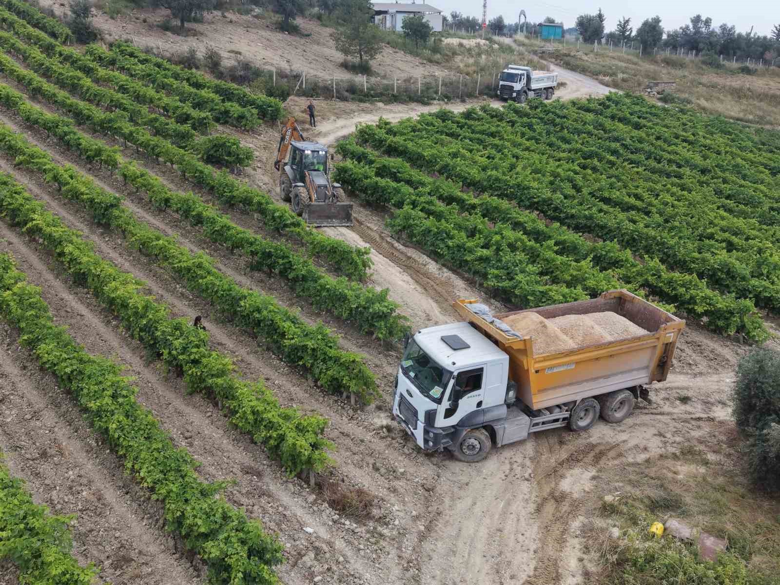 Tarsus Belediyesinden hasat öncesi kırsal yollara bakım