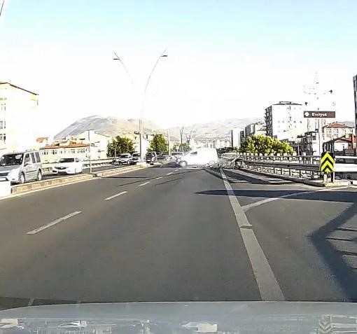Kontrolden &ccedil;ıkan ara&ccedil; bariyerlere &ccedil;arptı: Kaza anı kamerada