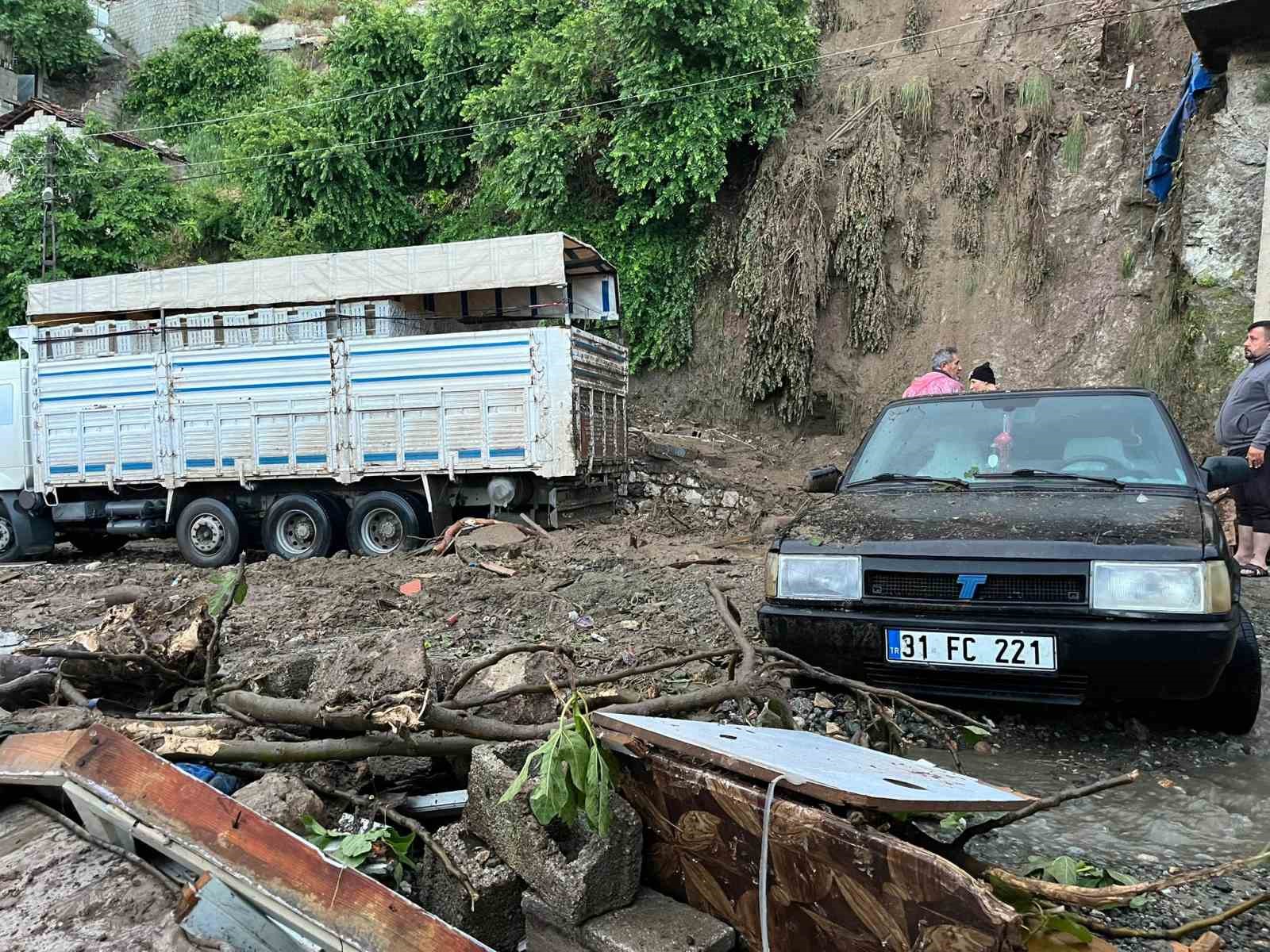 Hatay&rsquo;da sağanak yağış nedeniyle m&uuml;stakil ev &ccedil;&ouml;kt&uuml;: 1 &ouml;l&uuml;, 2 yaralı
