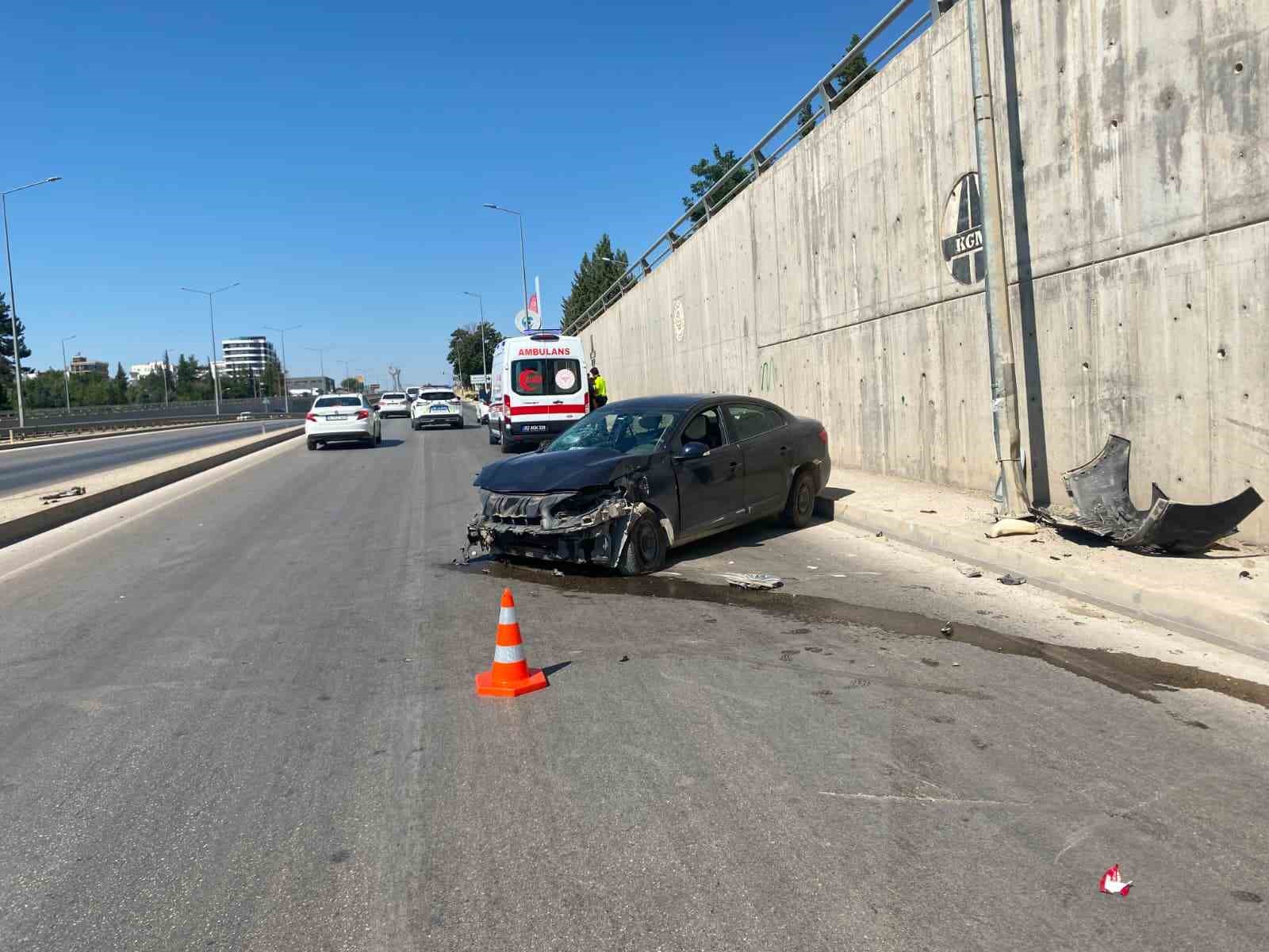 Lastiği patlayan otomobil kaza yaptı: 1 yaralı