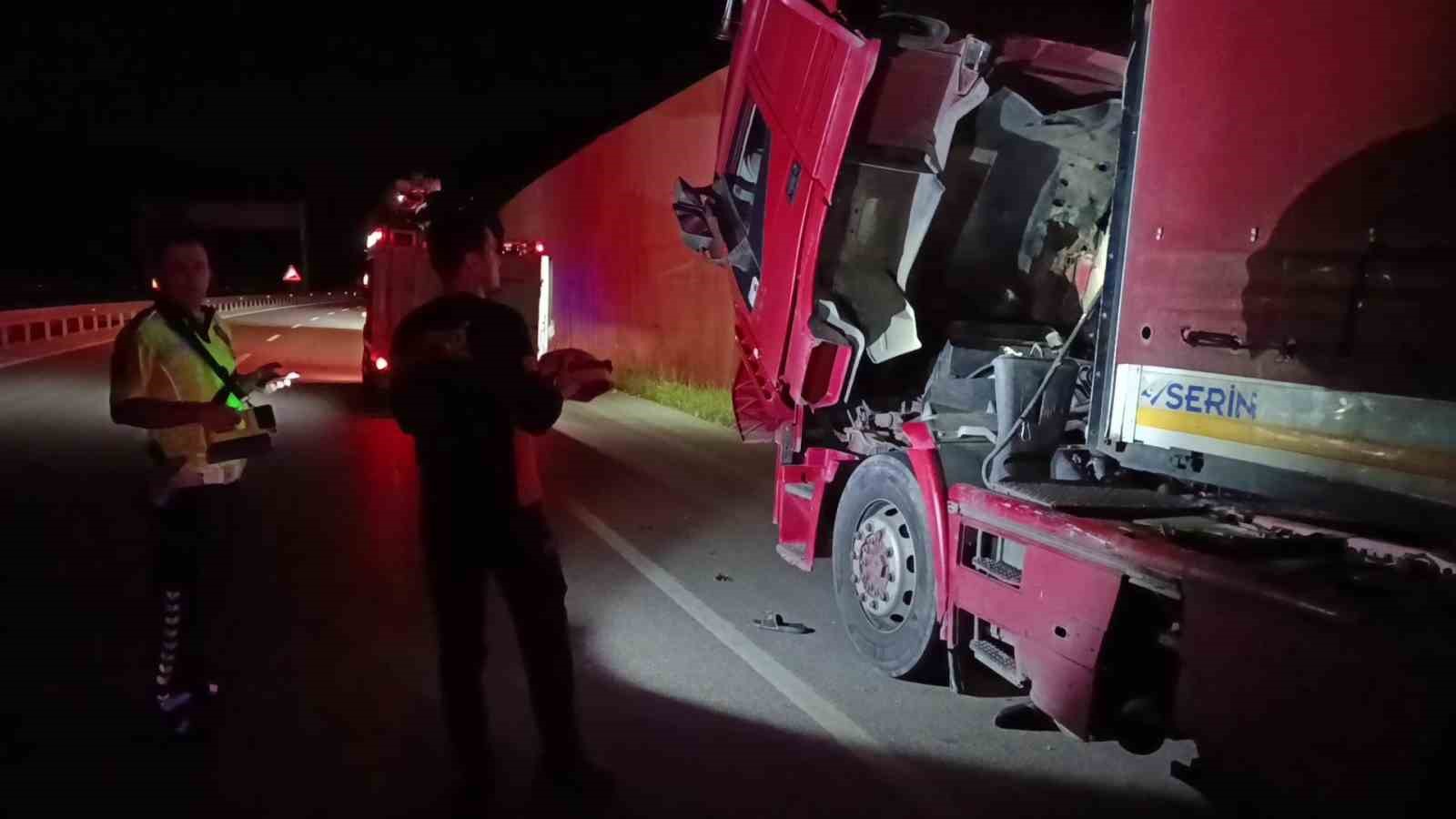 Tırın tamirine yardım eden şahsa otomobil çarptı