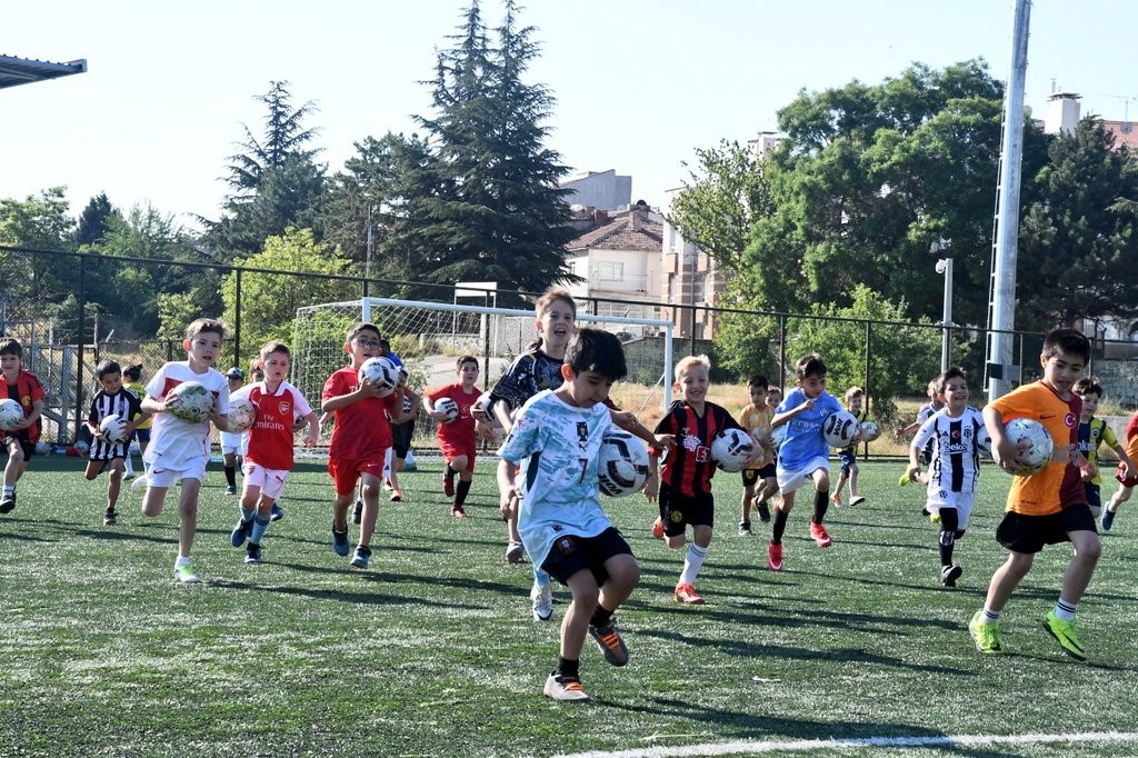 Eskişehir&rsquo;de GSB Spor Okulları&rsquo;nda futbol heyecanı hız kesmiyor