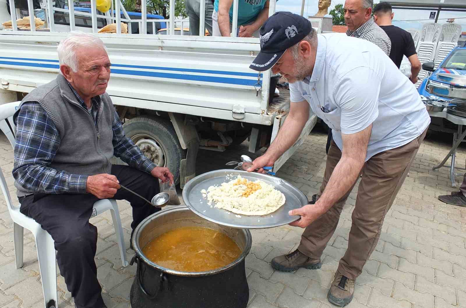 Burhaniye de geleneksel Ağacık Hayrı y&uuml;zlerce insanı buluşturdu