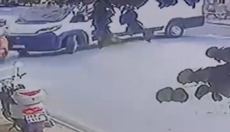 Dönüş yapan minibüs motosiklete böyle çarptı