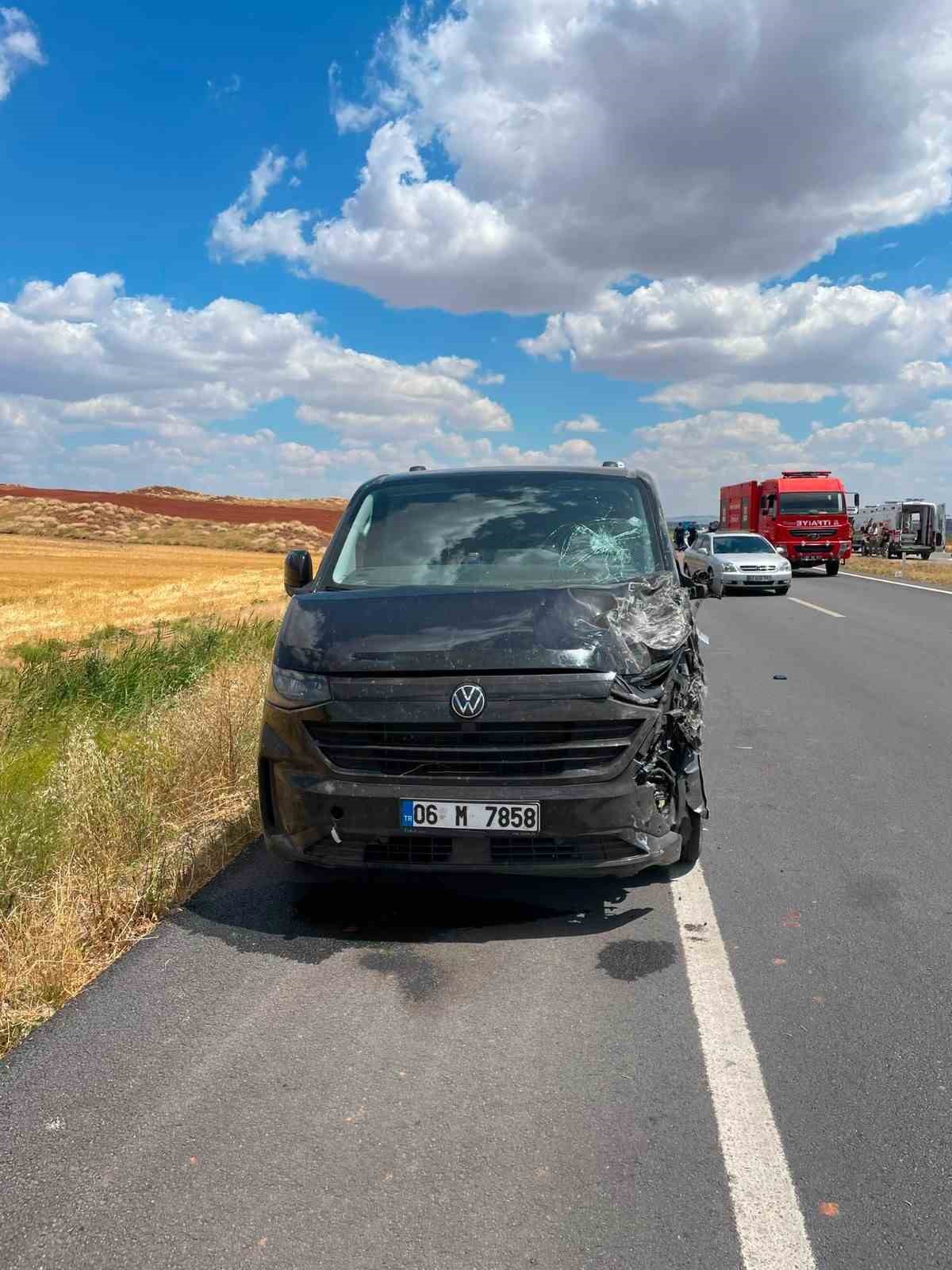 Otomobil ve minib&uuml;s &ccedil;arpıştı, 5 kişi yaralandı