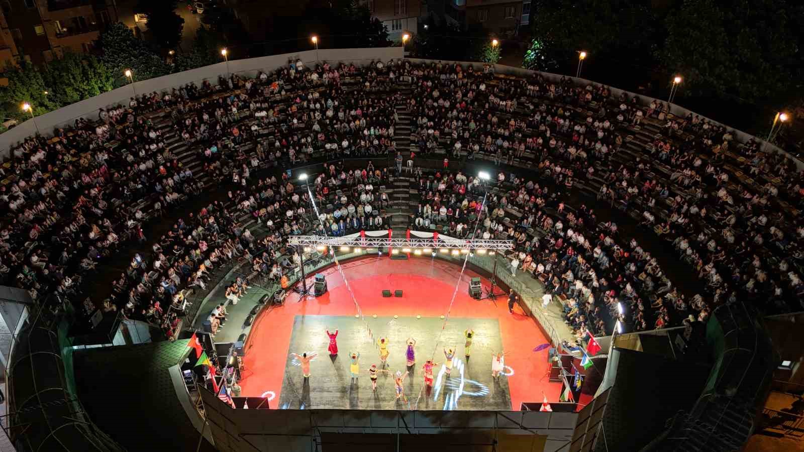 Dünyanın renklerini İnegöl’de buluşturan festival başladı