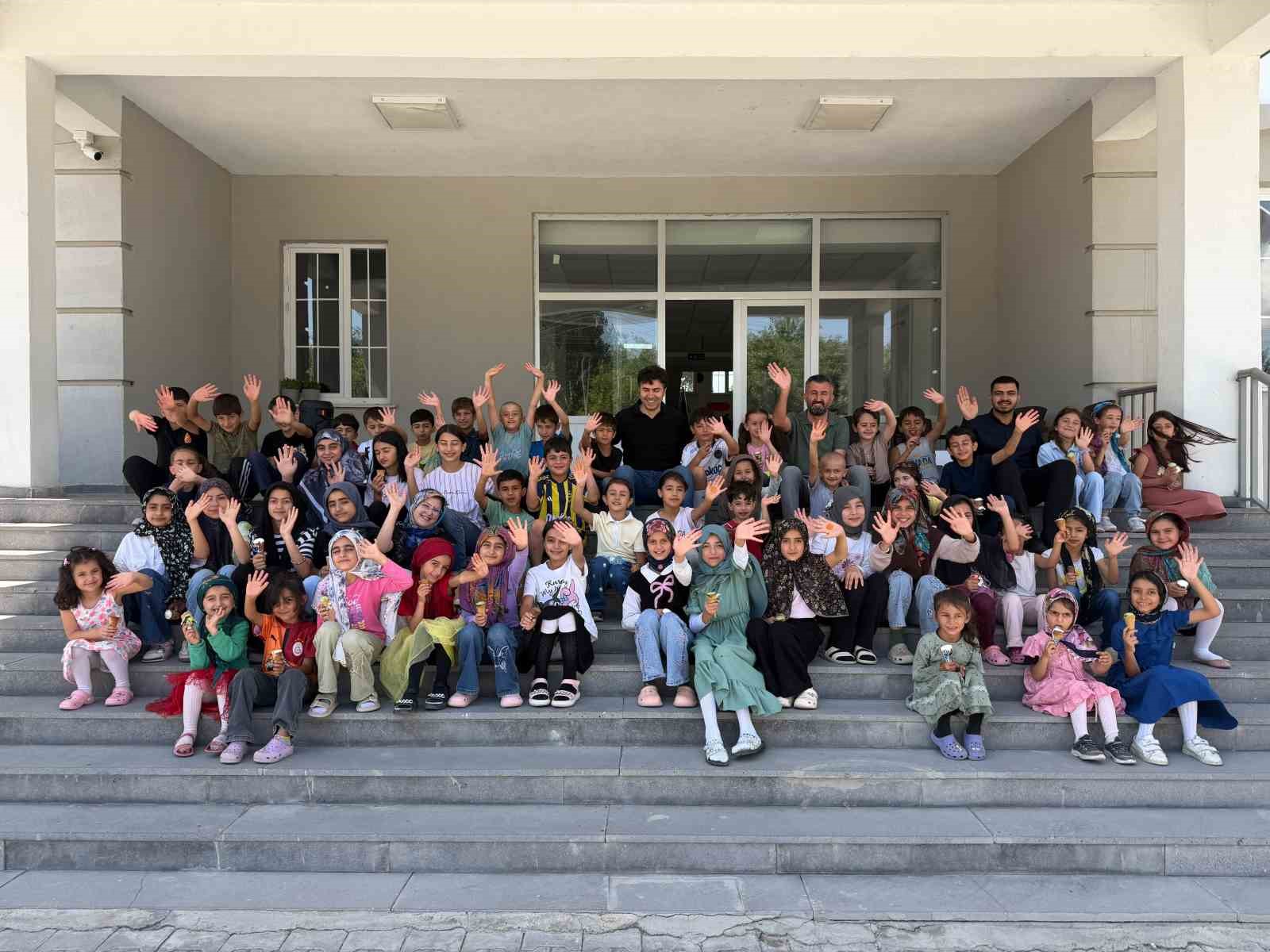 AK Parti Ağrı İl Başkanı Yıldız, öğrencilerin sosyal medya davetini geri çevirmedi