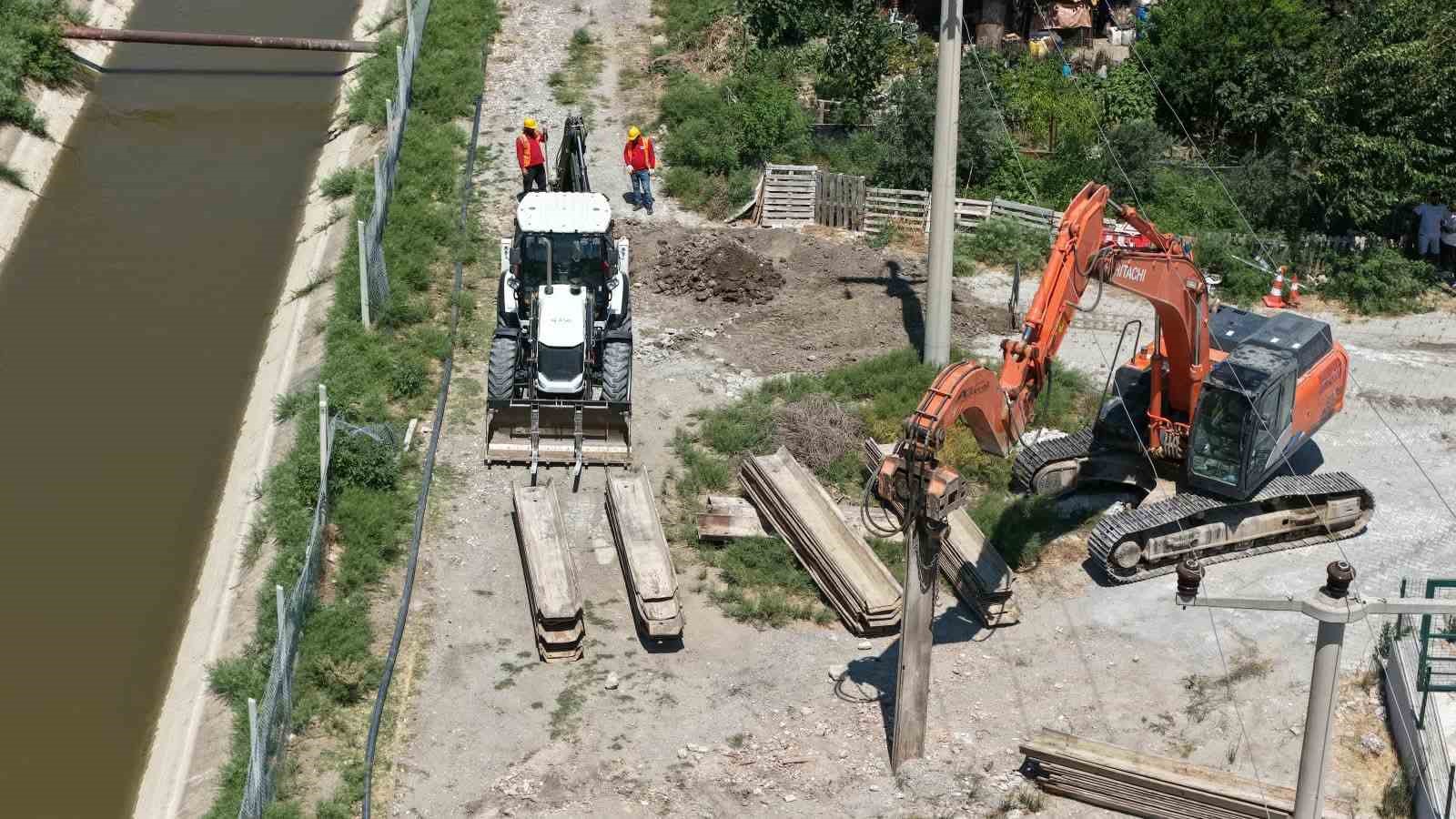 S&ouml;ke&rsquo;de kanalizasyon &ccedil;alışması devam ediyor