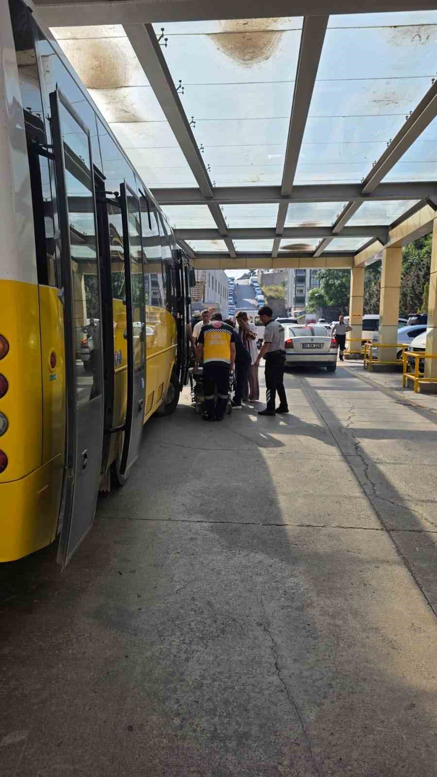 Belediye otobüsünde fenalaşan yolcuyu müdahale anları kameralara yansıdı