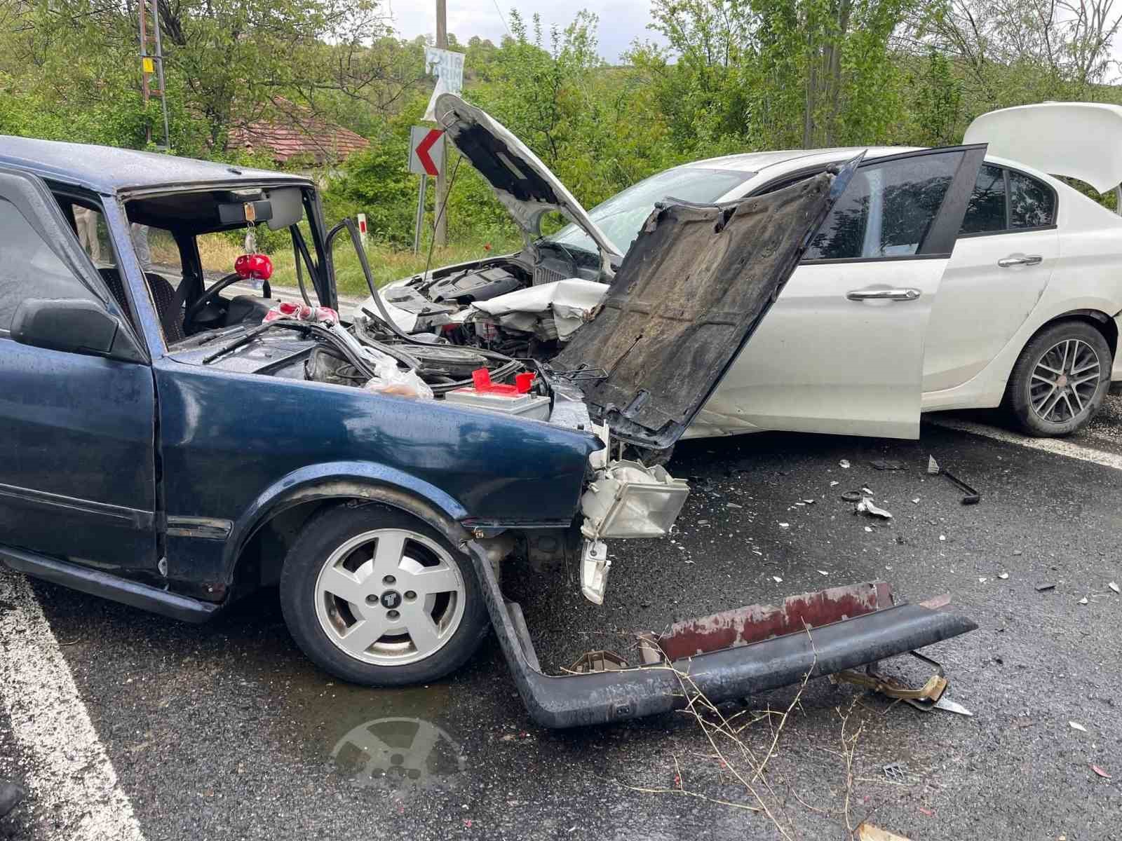 Otomobillerinin kafa kafaya çarpıştığı kazada 4 kişi yaralandı