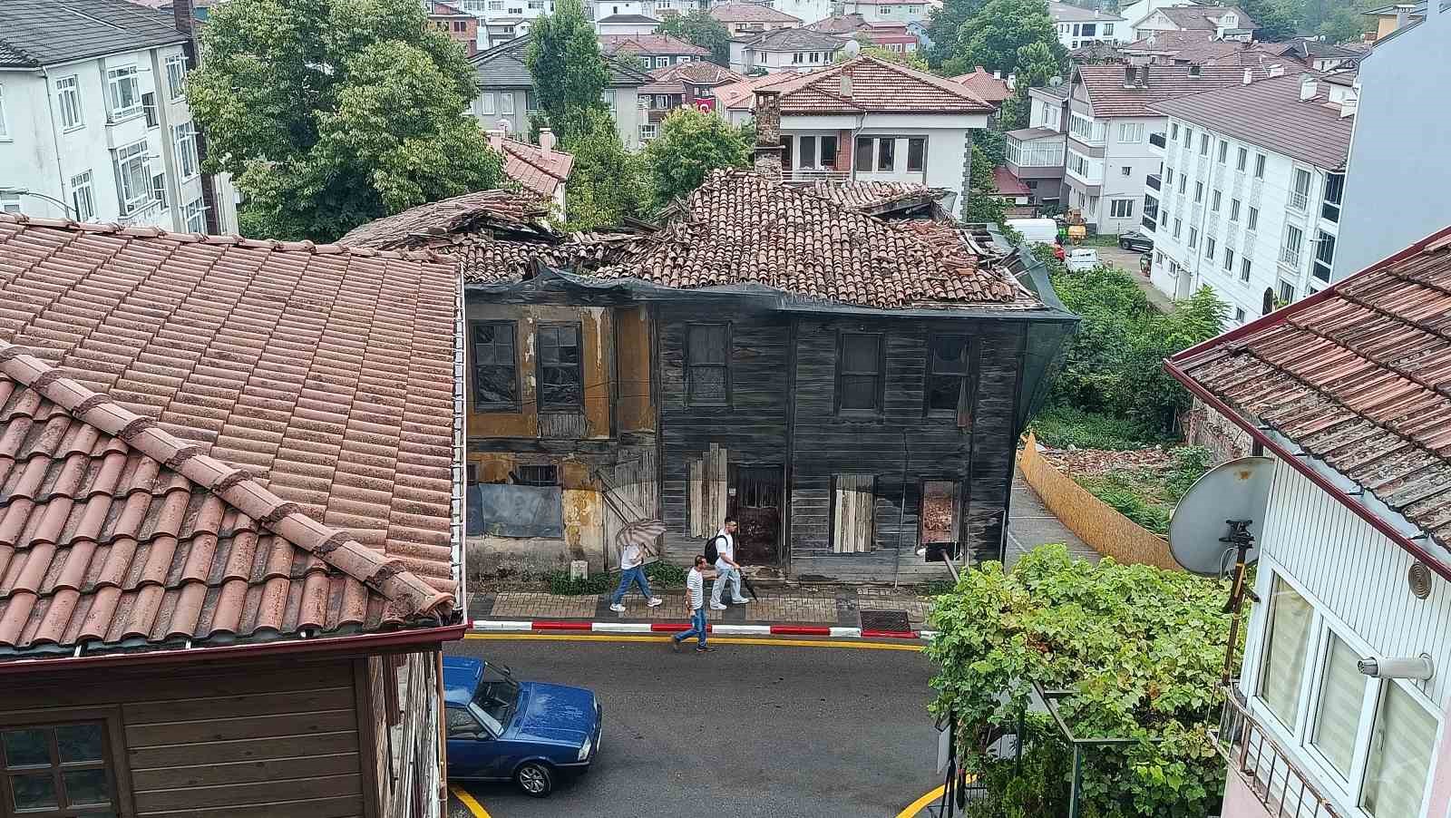 Tarihi binanın çatısı sağanak yağış sonrası çöktü