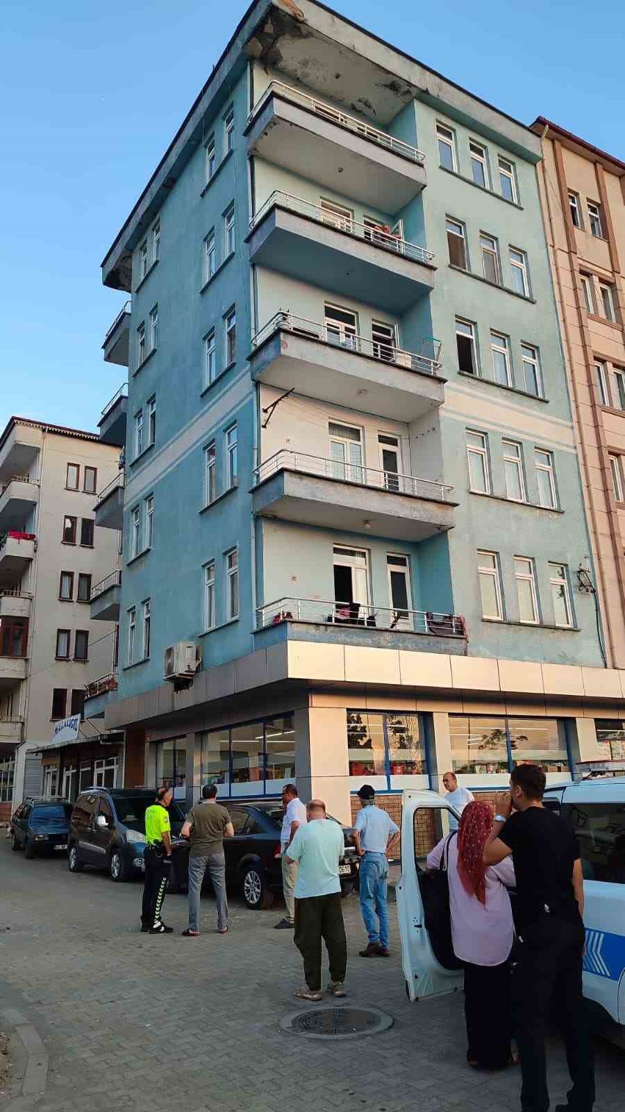 Apartmanın 5. kat balkonundan kopan beton parçaları park halindeki otomobilin üstüne düştü