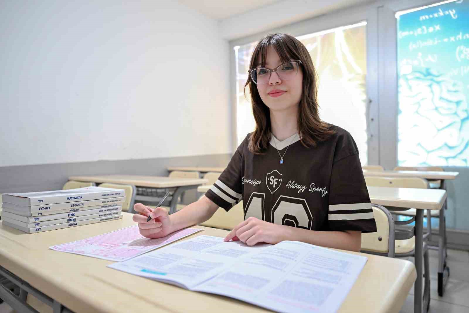 Mersin Büyükşehir Belediyesinin Kurs Merkezi ile önce liseyi ardından üniversiteyi kazandı