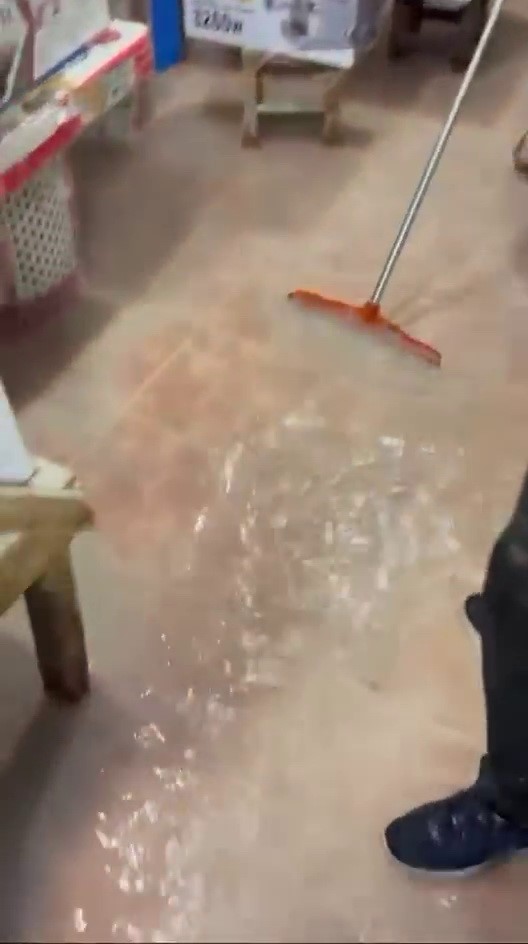 Patlayan şebeke hattı iş yerlerini bastı