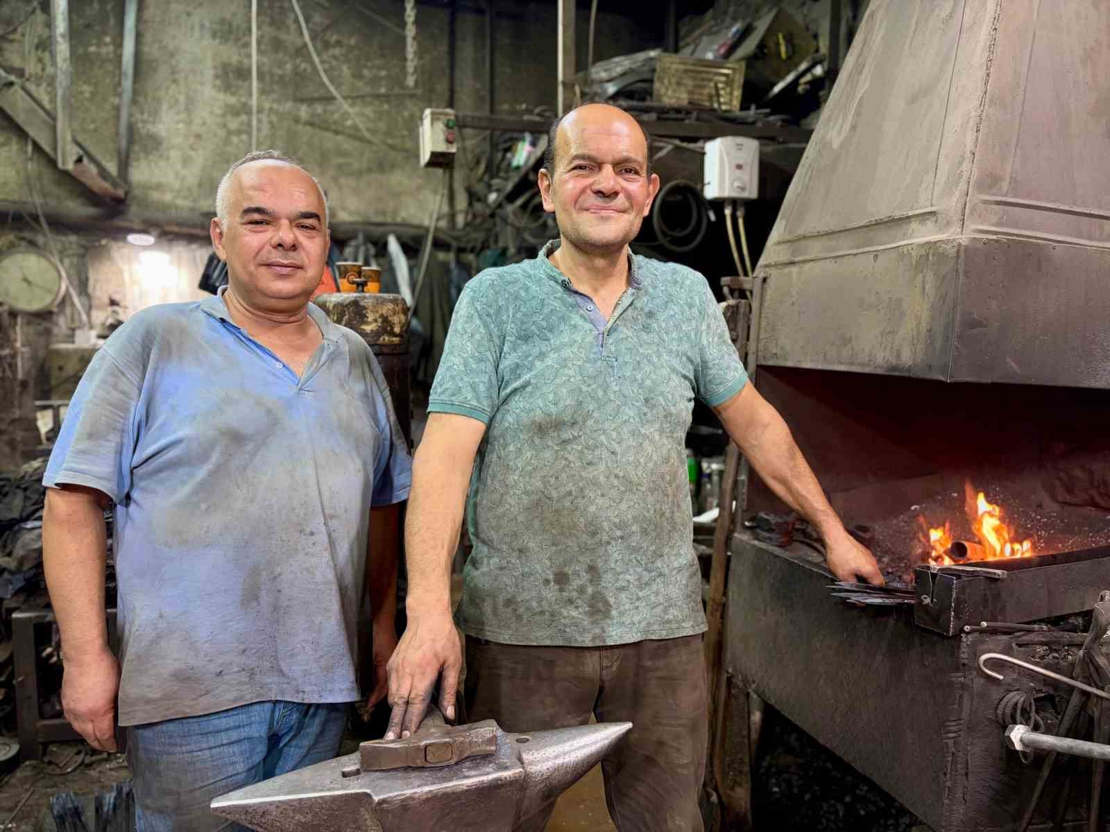 Bin 200 derecelik ateşte demiri sanata dönüştürüyorlar